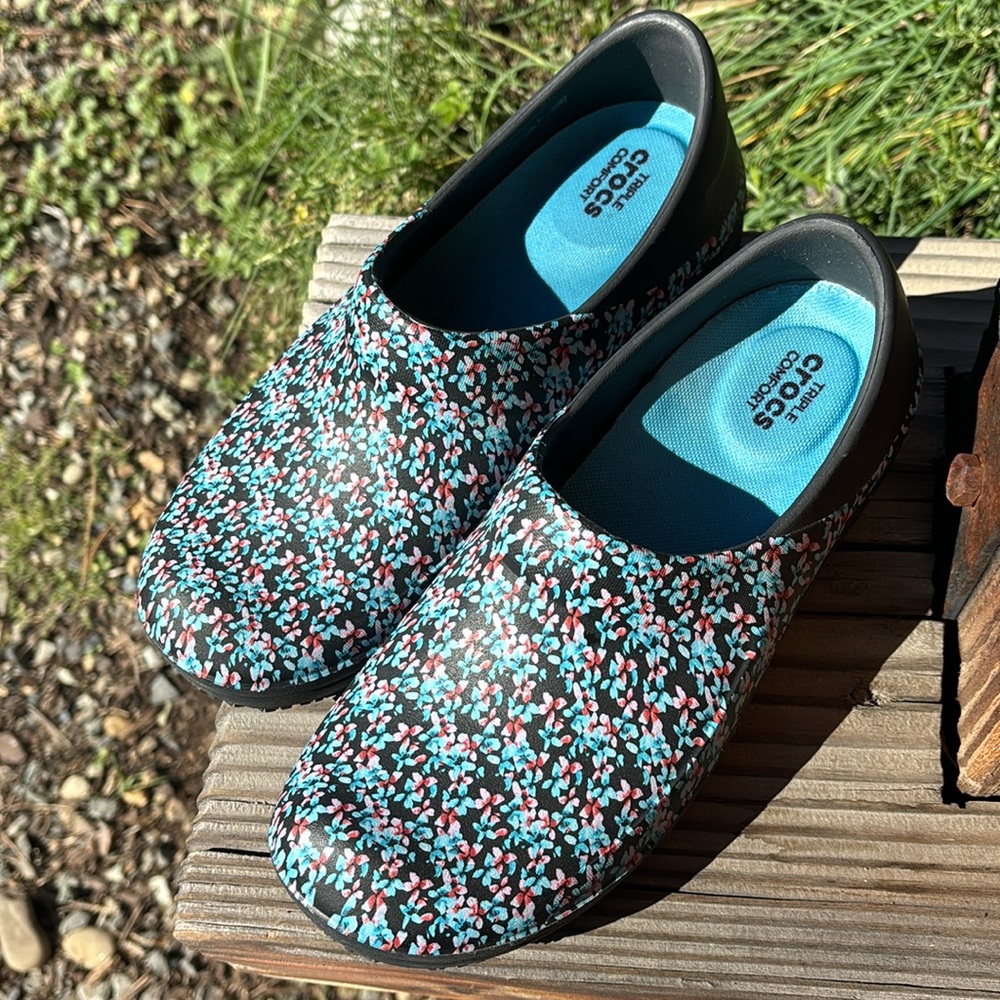 Like New multi-flower Crocs shoes. Triple Crocs comfort pad. Size- women’s 8.